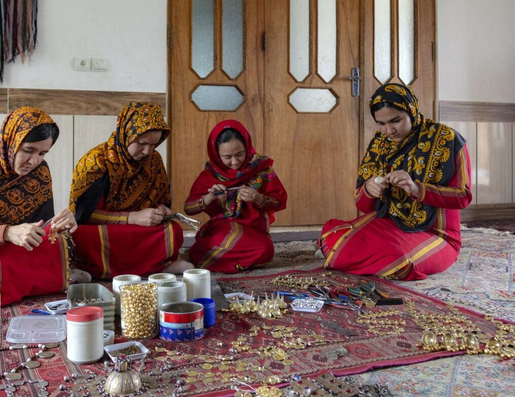 کمتر از ۱۰ درصد هنرمندان صنایع دستی گنبدکاووس بیمه هستند.