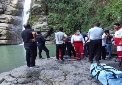 نجات جوان ۲۲ ساله سقوط کرده از آبشار شیرآبادِ خان ببین