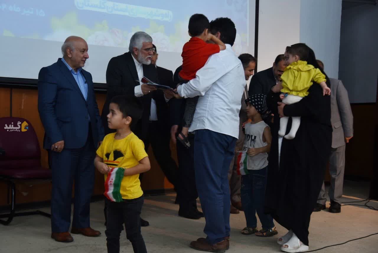 سند رایگان زمین به ۳۰۰ خانواده گلستانی دارای سه فرزند اهدا شد
