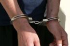 دستبند پلیس بر دستان عامل سنگ پرانی در گرگان
