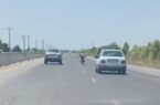 رانندگی خطرناک موتور سوارِ نوجوان در جاده خط نو گنبدکاووس +فیلم
